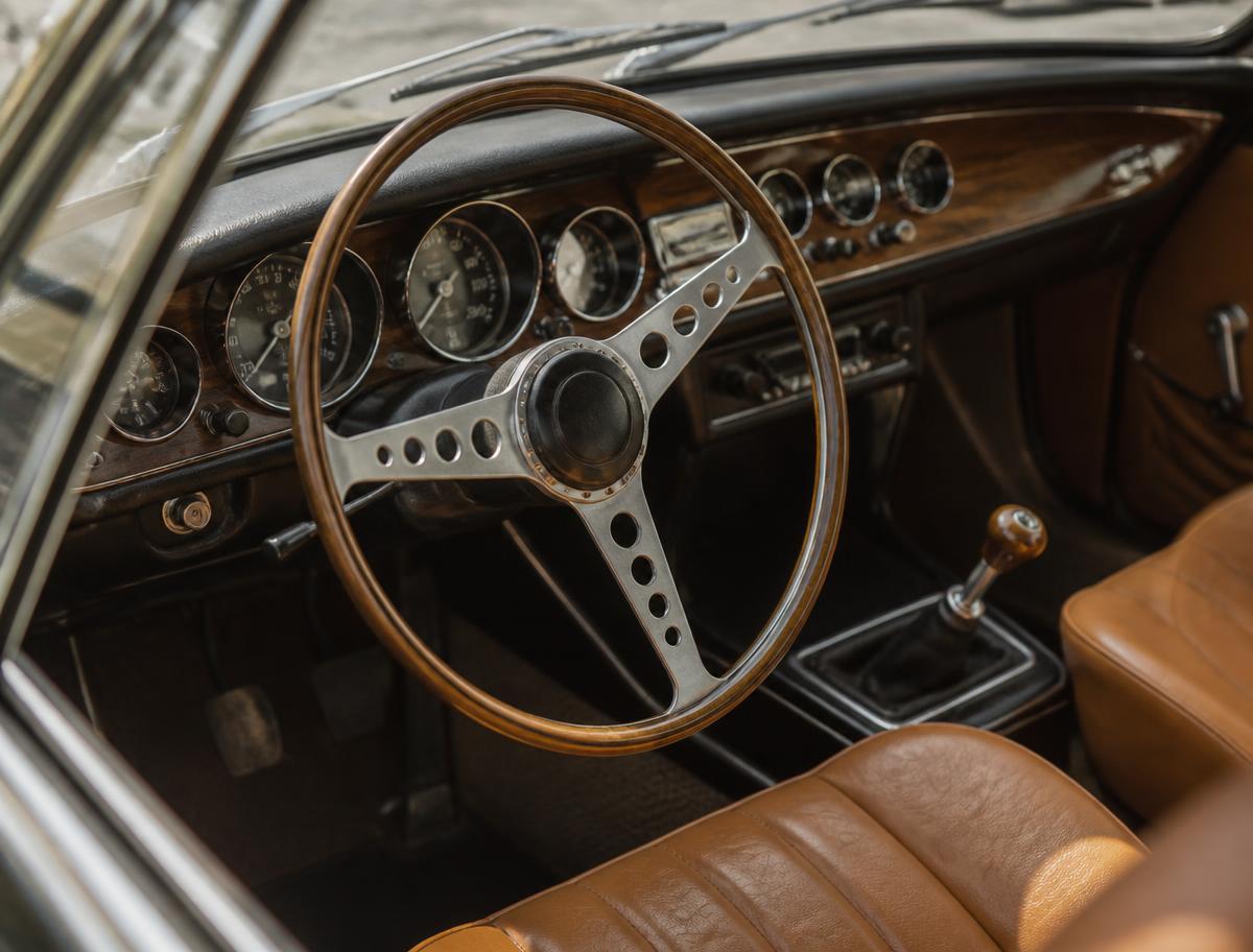 Aukštos klasės automobilio vairo ir salono detalė